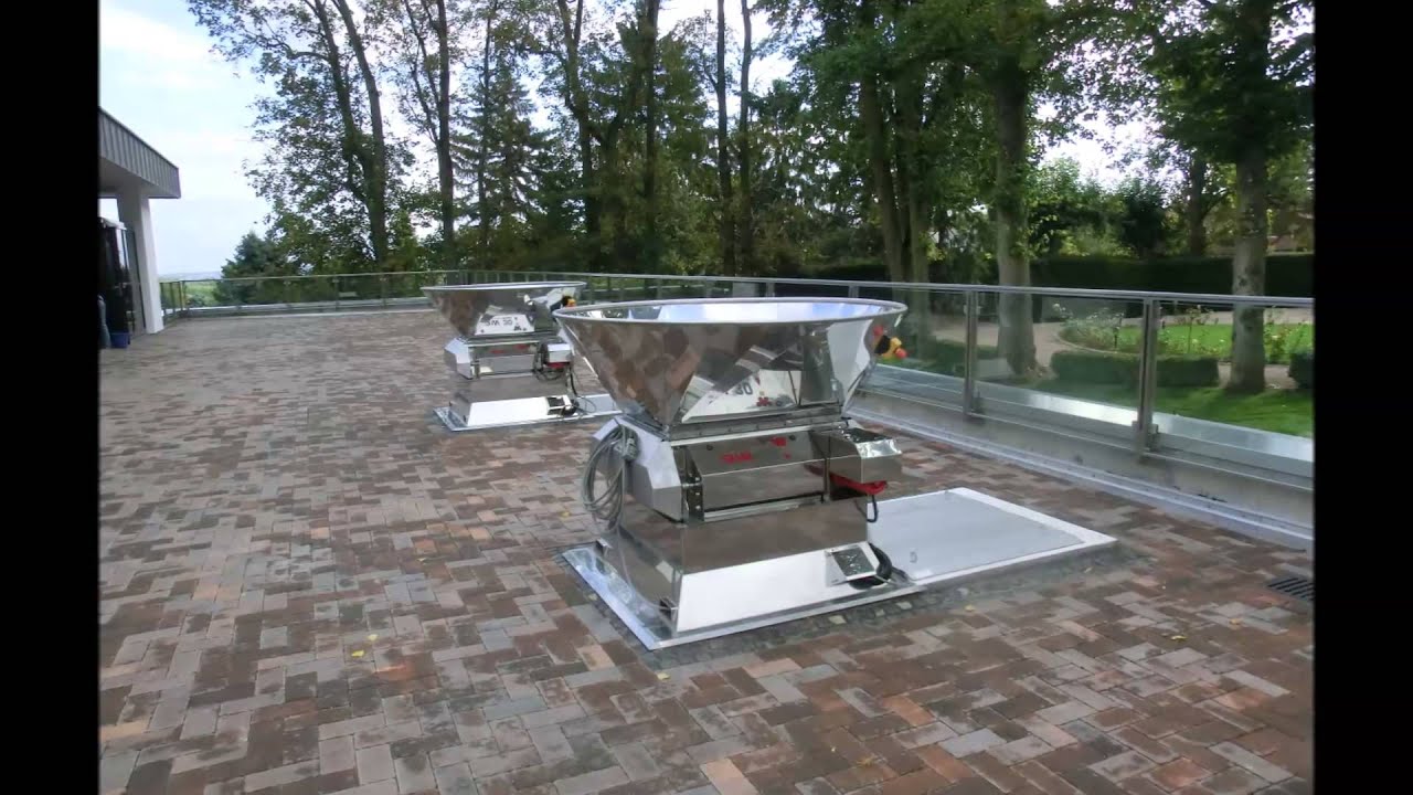 ARMBRUSTER Traubenannahme Robert Weil 2012