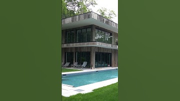 Doesn’t this house look like a fortress?! 👑🏰