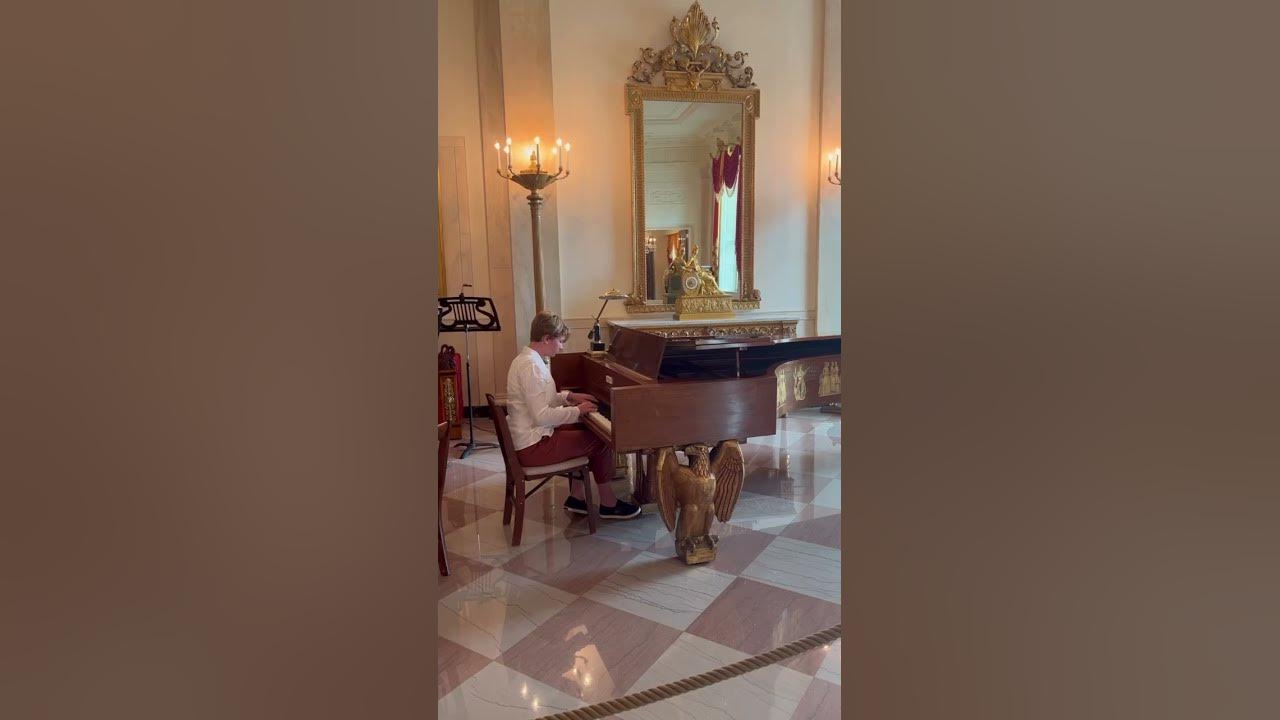 Loved this rendition of Bluebird from Phoebe Smith ✨ Playing at the White House no less, keep it up!