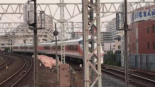 東武100系西新井駅通過