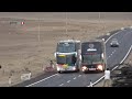 As corren los buses en la carretera panamericana  en per variante de pasamayo chancay huaral