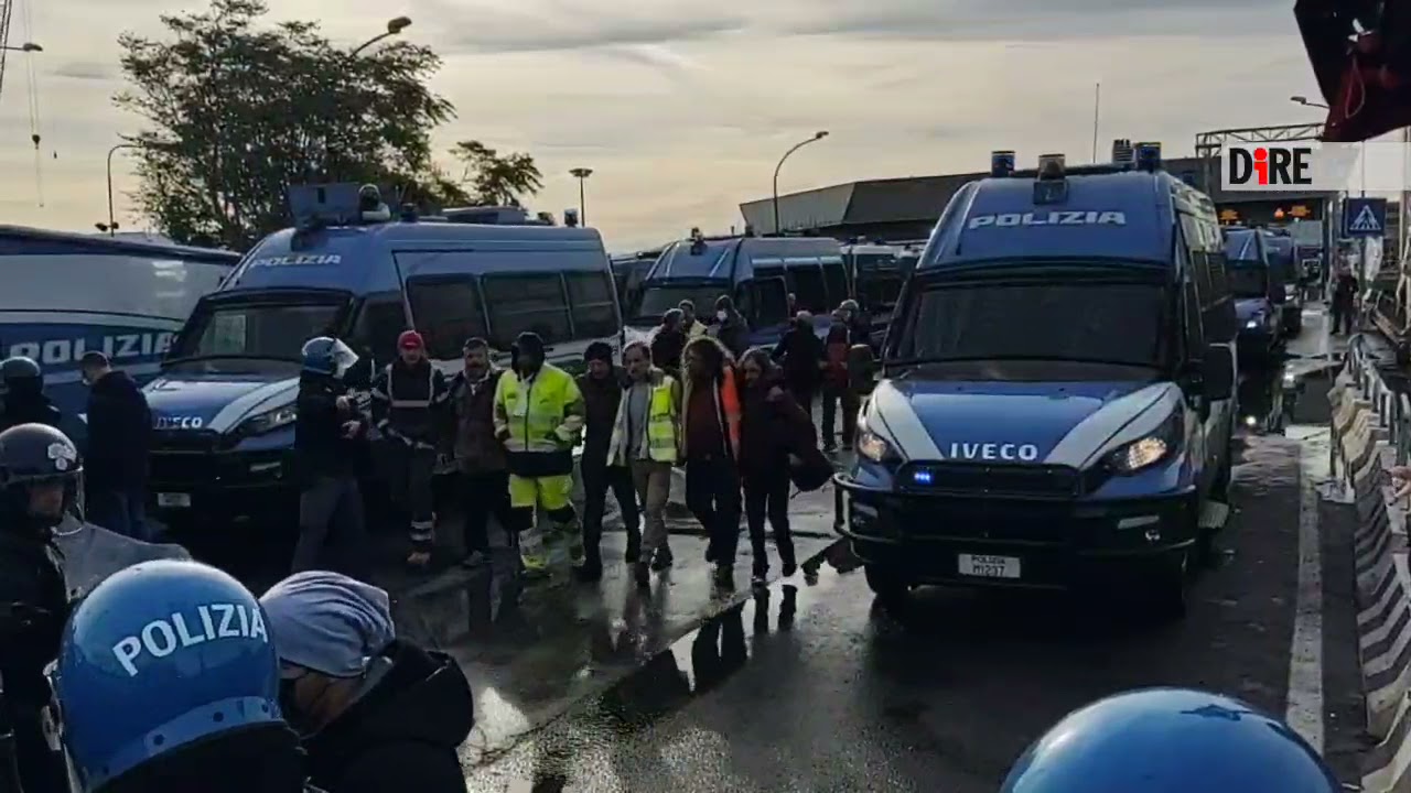 Trieste - Le forze dell'ordine hanno iniziato poco fa lo sgombero (18.10.21)