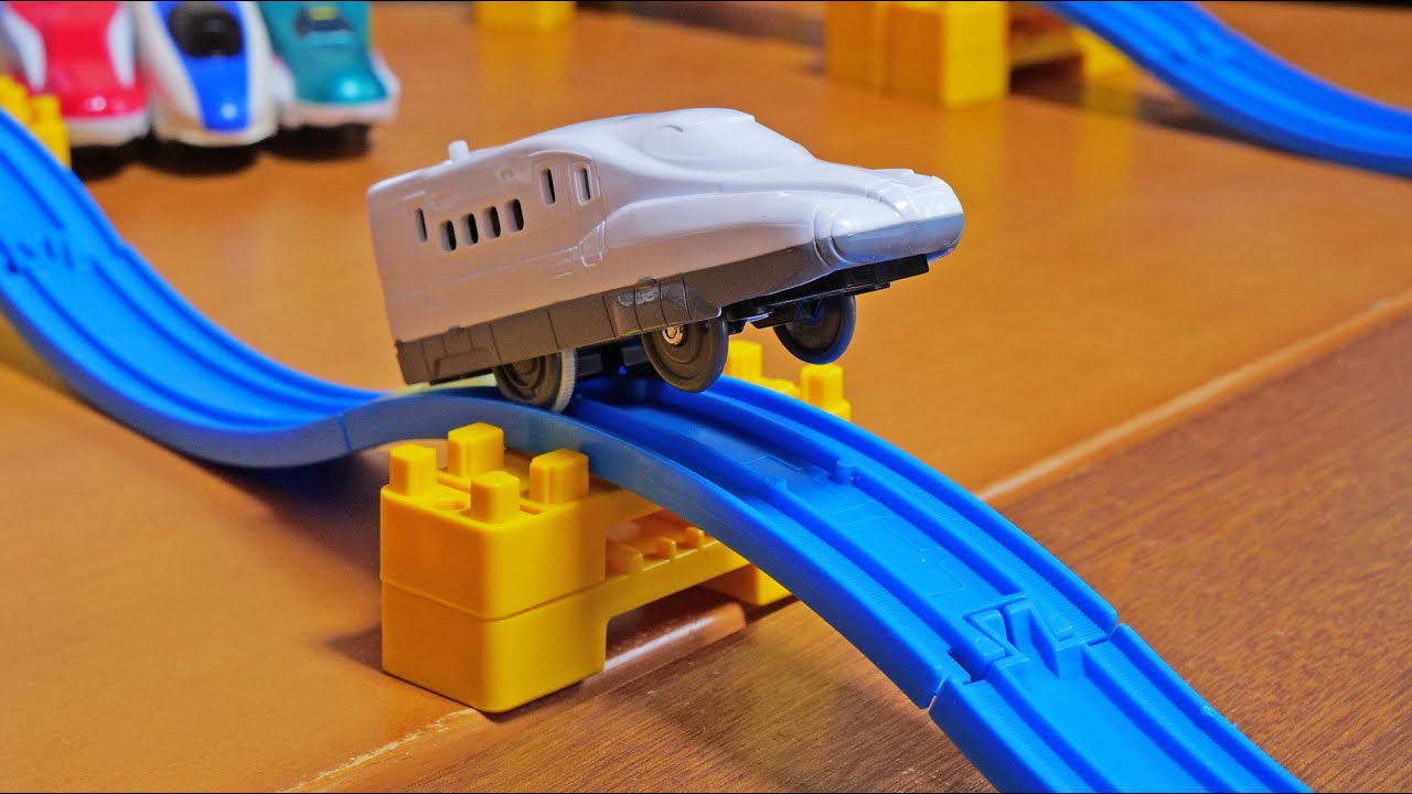 プラレール　モノレールのレールを使って　ナミナミ？フワフワ？走行にチャレンジ！