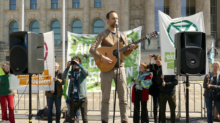 Dominik Friedrich singt bei  der Rebellion gegen das Aussterben in Berlin 15.4.19