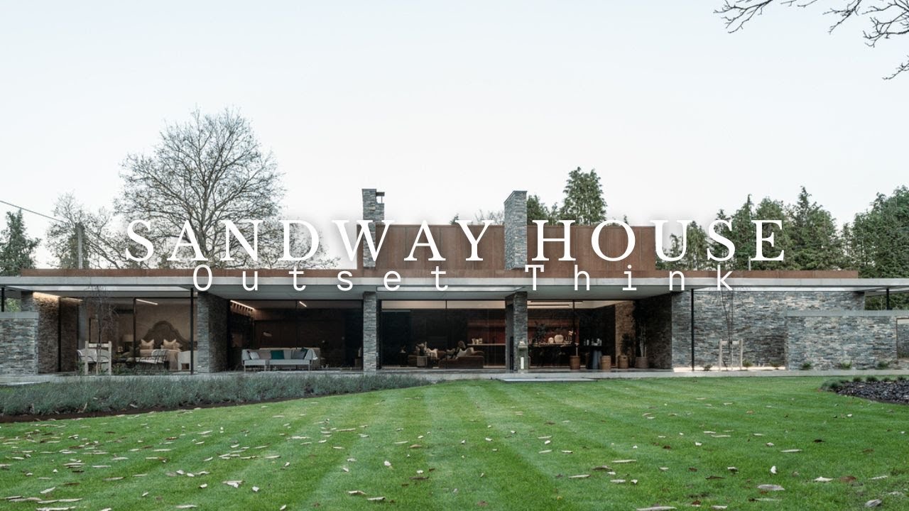 Спроектируйте дом с высоким забором с открытой спиной и интегрированный в окружающий ландшафт.