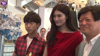 【3年前】維密天使何穗超短裙性感誘人 無懼走光