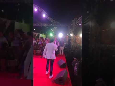 أحمد شيبة يفاجئ الجمهور ويغنى لايف من كتر الناس اللى بـ 100 وش أسمع وشارك برأيك