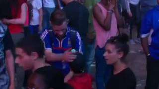 Португальский мальчик успокаивает плачущего французского болельщика(, 2016-07-11T18:14:45.000Z)