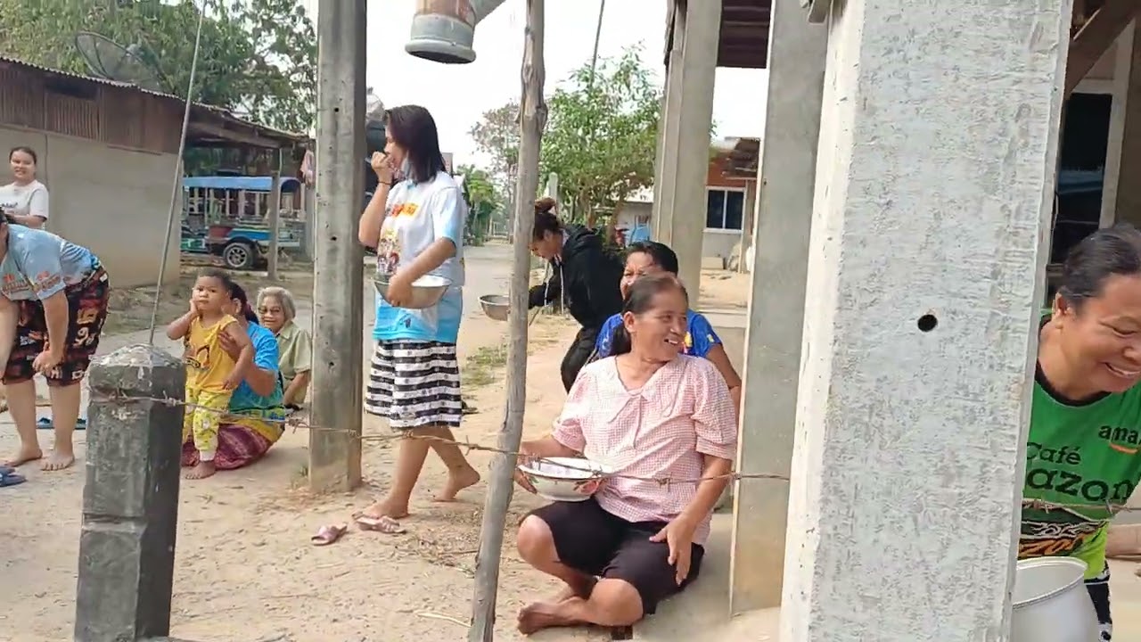 พี่น้องชาวบ้านขามร่วมใจใส่บารต์ข้าวสารอาหารแห้งจ้า