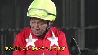 知り合いを見つけて何度も会釈する的場騎手