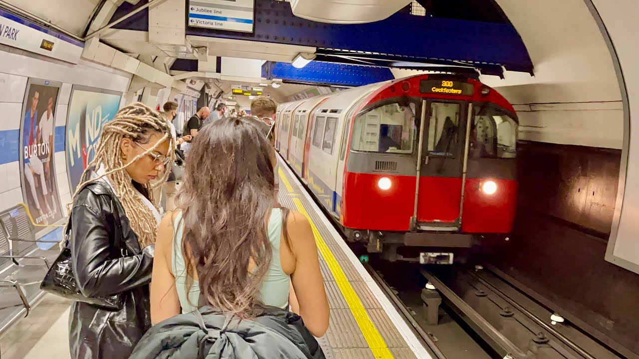 London Underground Transport Piccadilly Line at Green Park Station | Aug 2021 [4K HDR]