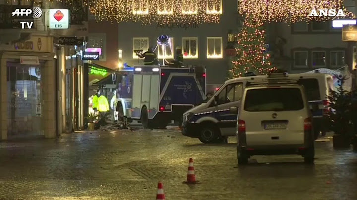 Auto sulla folla in Germania, una bimba fra le quattro...