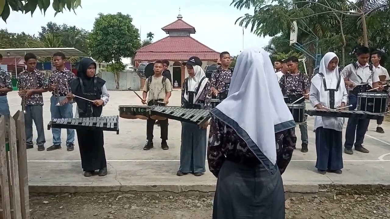 pelatih nya ngamuk coyyy... sesi pemanasan marching band sma 1 barumun