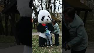 Панда танцует и веселится 🐼 веселое День Рождения