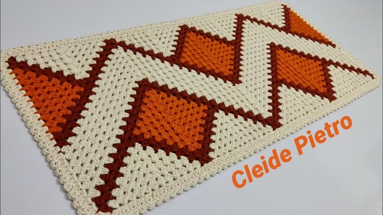 Tapete de crochê/ Caminho de mesa de crochê