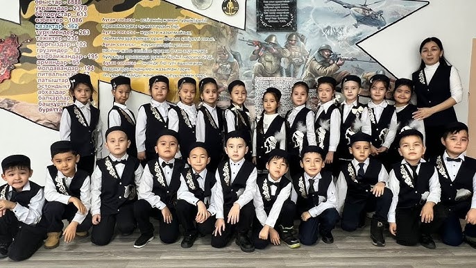 Полиция формасындағы қыздар бейнеленген орыс порносы