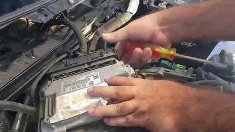 VOLKSWAGEN ECU / ECM REMOVAL / VW JETTA ECU COMPUTER LOCATION AND REMOVAL