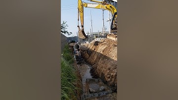 Installing reinfocement concrete pipe for factory p2/Lắp đặt cống BTCT nhà máy p2