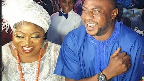 Odunlade Adekola Show Off His Dance Moves,As Pretty Ladies Rush To Snap With Him At Ayefele's Naming