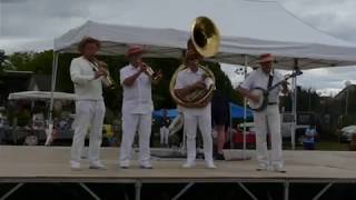 Video thumbnail of "Dans les rues d Antibes  Riverboat Stomper Dixieband"