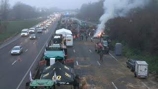 Des agriculteurs commencent à démanteler leur campement sur l'A6 près de Paris | AFP Images