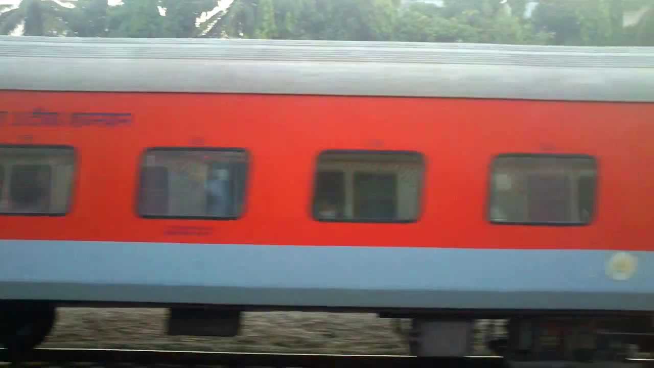 Rajdhani vs Mumbai Local Train!! Local train overtakes the mighty Mumbai Rajdhani express!