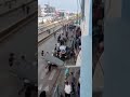 Multitud intenta cruzar hacia Melilla, España, desde Marruecos