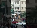 بالفيديو حصل مرتوا وعشيقها في بيت النعاس والعشيق نقز من شرجم من طابق الاول بحي الفرح