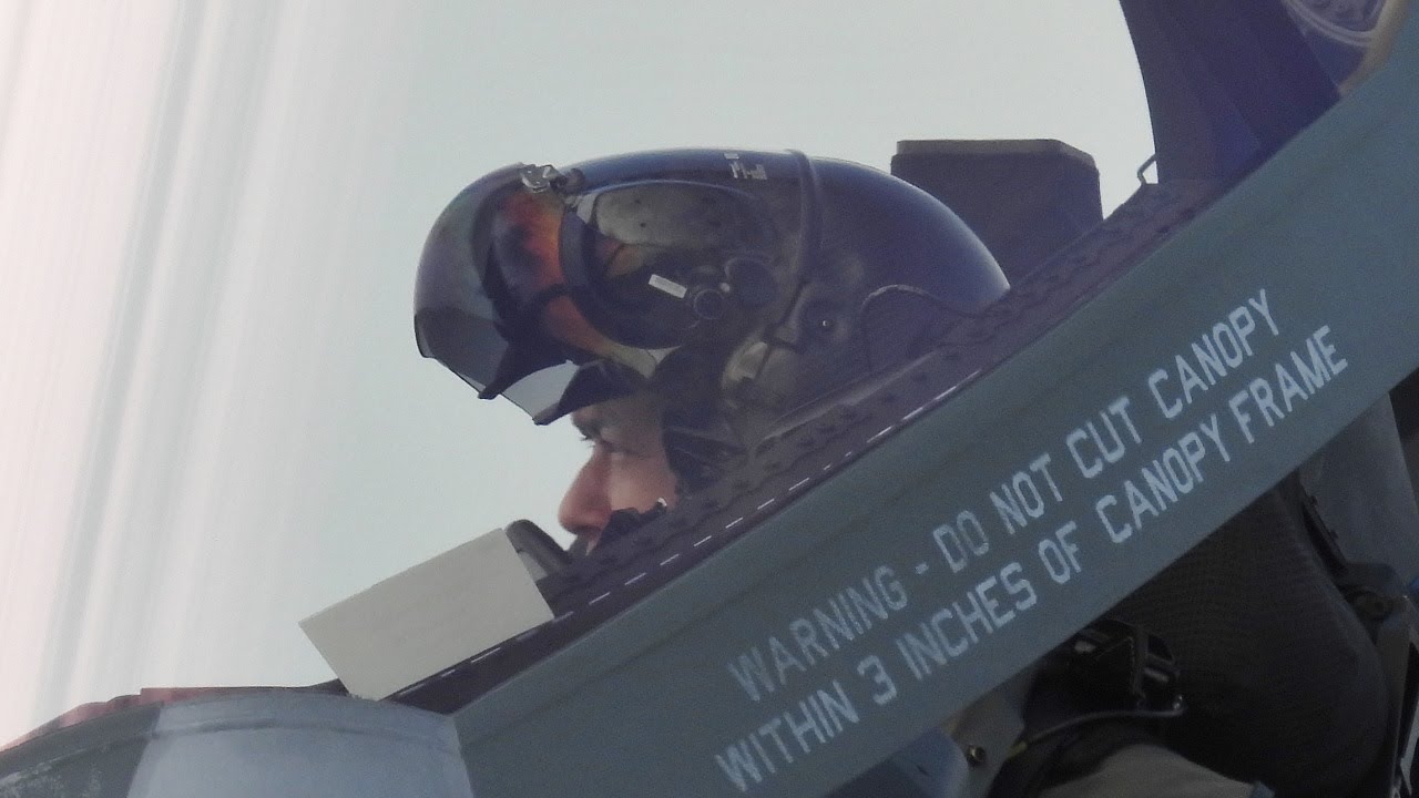 F-35 1000人目のカスタムメードヘルメットは！ - YouTube