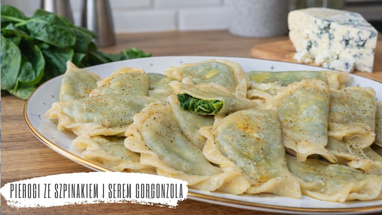 Pierogi orkiszowe ze szpinakiem, gorgonzolą i serem pleśniowym