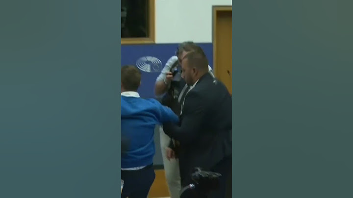 A tiltakozó megküzdött, miközben Orbán beszél