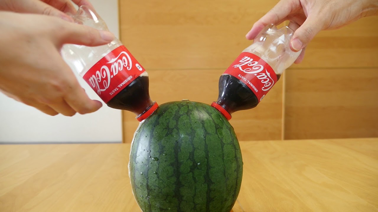 Coca Cola Flavored Watermelon スイカにコーラを飲ませたら炭酸スイカを簡単に作れるらしかったのですが Youtube