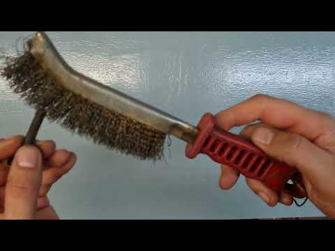 Video: Come si pulisce una spazzola metallica per mattoni?