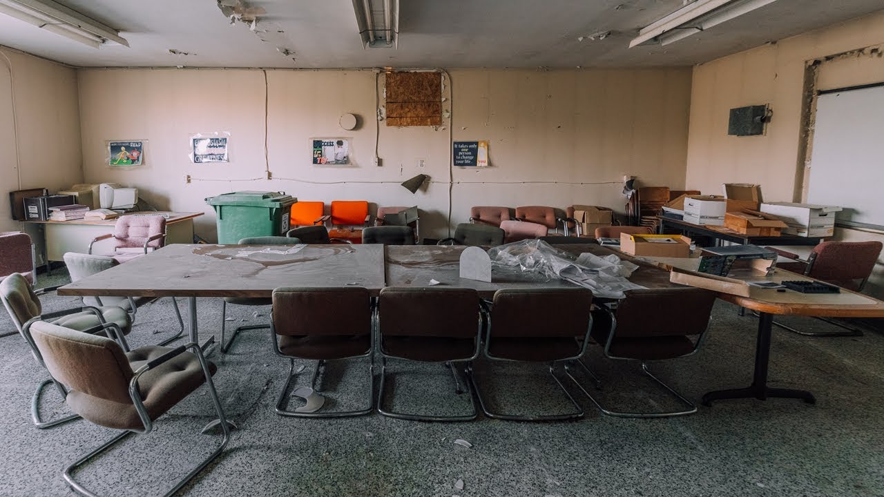 Exploring an Abandoned Office Building (Everything left Behind) - YouTube