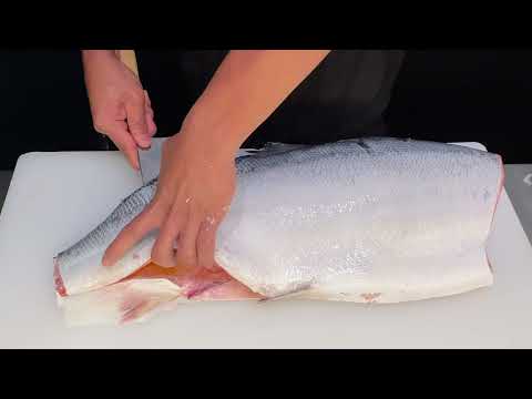 Video: Paano I-cut Ang Salmon Sa Iyong Sarili
