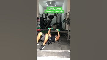 Supino com halteres no solo - prof. Matheus Gomes #shorts