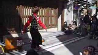Japanese mime artist has some fun!