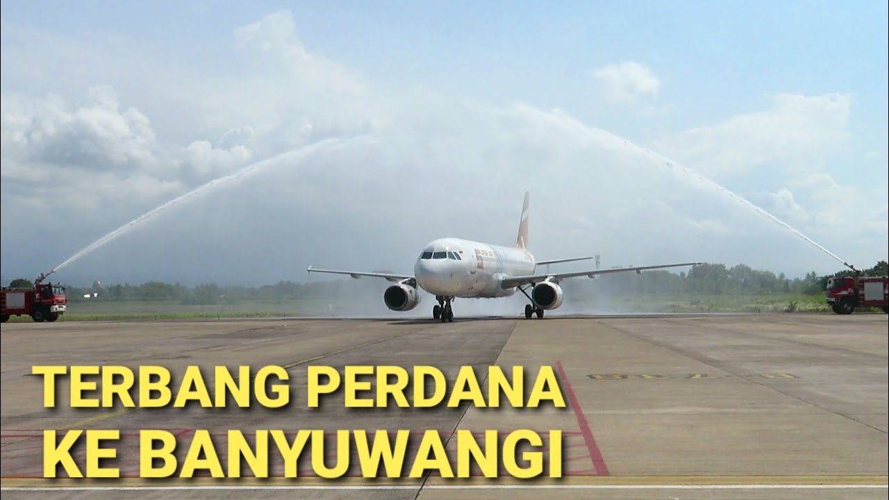 WATER SALUTE PESAWAT SUPER AIR JET AIRBUS 320 PK-SJJ TERBANG PERDANA KE BANYUWANGI