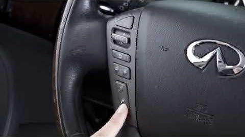 2017 INFINITI QX80 - Making a call