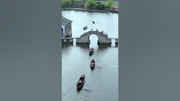 总要去一趟绍兴吧，看一看江南的小桥流水，坐一坐乌篷船，感受一下人在画中游美好！ #乌篷船 #绍兴好玩的地方推荐 #人在画中游 #小桥流水人家 #绍兴东湖