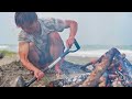とった魚を砂浜に埋めて焼く。ウイスキーでキメる漁師の休日