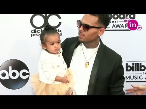 Video: Chris Brown Möchte, Dass Seine Tochter Und Ihre Mutter In Die Nähe Ziehen