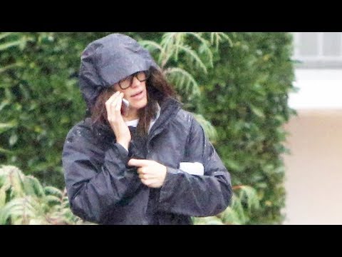 gossip grill Jennifer Garner Tries To Keep Warm While Caught In A Nasty Downpour