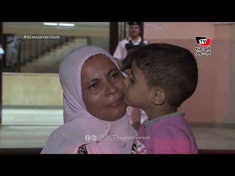 بالزغاريد لحظة تسلم والدة طفل العمرانية لنجلها من داخل قسم الشرطة عقب تحريره من الخطف