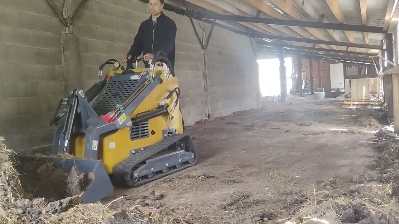 Curage de fumier avec le mini-chargeur à chenilles TP380
