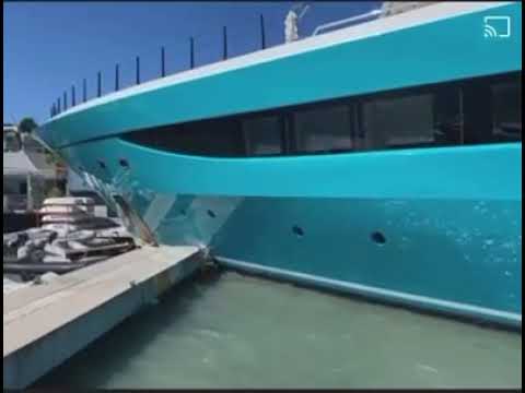 Mega yate a perde control y crash den pier na St Maarten Yacht Haven 