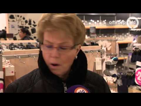 Druk bij tijdelijke opening V&D Ede. 'Alles met korting is mooi toch?'
