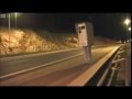 رجل يتنكر على هيئة رادار للسرعة على طريق عام Human Radar رجل يتنكر على هيئة رادار للسرعة على طريق عام Human Radar