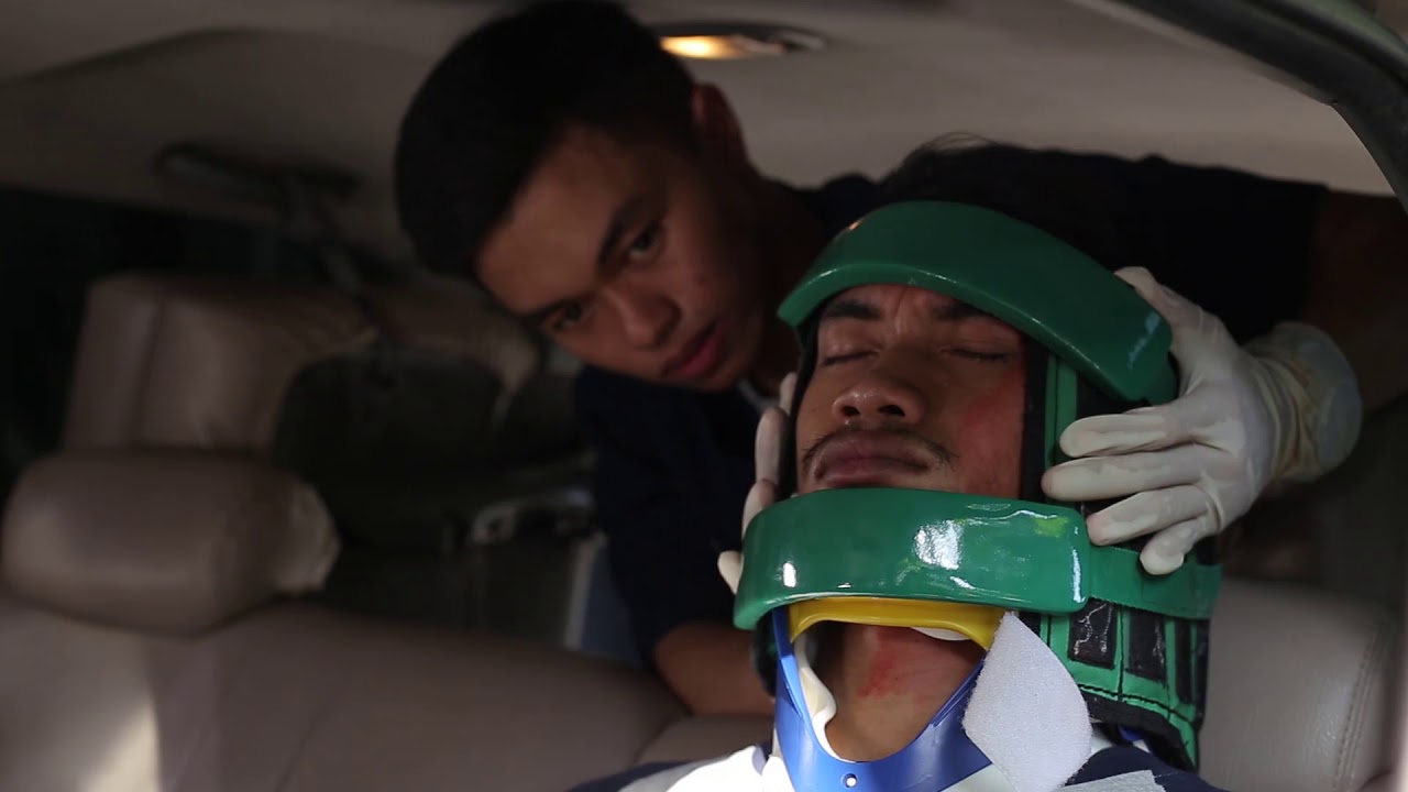Pertolongan Kecelakaan Mobil menggunakan Kendrick Extrication Devices