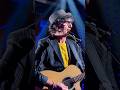 Franco si esibisce con la chitarra a #TheVoiceSenior con “La casa in riva al mare” di Lucio Dalla.